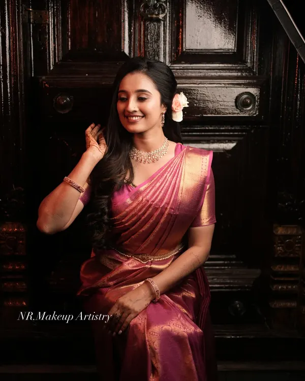 This is one of my favorite looks, capturing a soft, radiant glow that’s perfect for any wedding event. I focused on creating flawless skin and a subtle elegance that looks stunning in professional wedding photography.