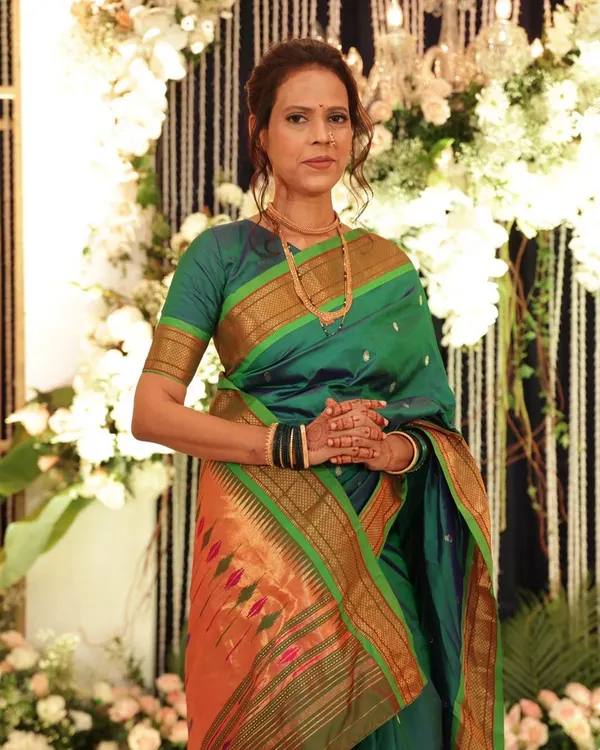 The bride's aunt is rocking her traditional Marathi attire in her 50s. She wanted a look that was elegant and confident, and she totally killed it.