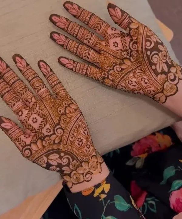 A popular Indo-Western mehndi design for guests. It combines traditional Indian patterns on one hand with a lighter, floral style on the other.