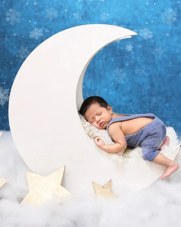 This crescent moon prop is a favorite for creating a magical, sleepy-time scene. Paired with a starry blue backdrop and soft clouds, it makes for a truly enchanting newborn photograph.