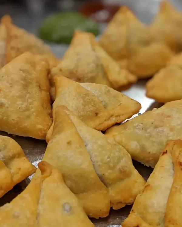 Garam garam Samosas, the perfect snack for any time of the day. My samosas have a crispy outer layer and a flavourful potato and pea filling, a true crowd-pleaser at any event.