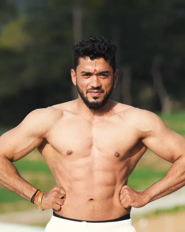 A confident outdoor physique shot. This is the look of strength and health that my coaching program helps you build.