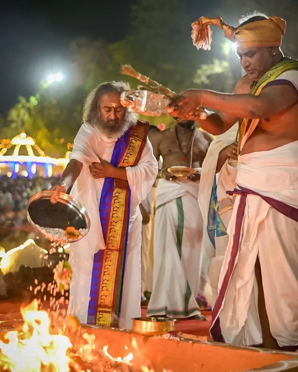 Gurudev performs an offering into the sacred fire during the Maha Rudra Homa on Maha Shivratri. This powerful ceremony is conducted for universal peace and harmony.