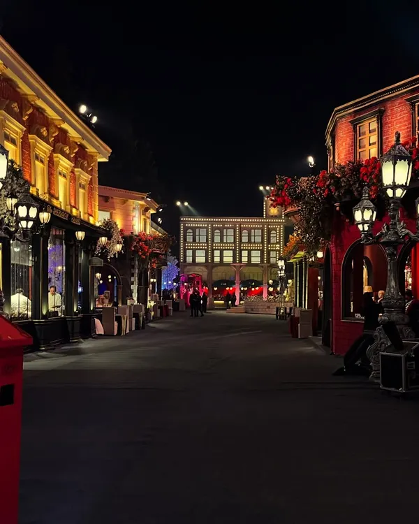 I recreated an entire London street for this reception. The set includes detailed building facades, classic red brickwork, glowing street lamps, and even a red postbox to completely immerse guests in the city's atmosphere.