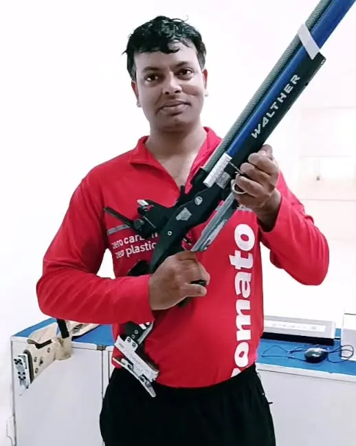 Shooting is for everyone. This Zomato delivery partner brought us drinks, and I offered him the chance to try his hand at shooting with a Walther air rifle. The smile on his face says it all.