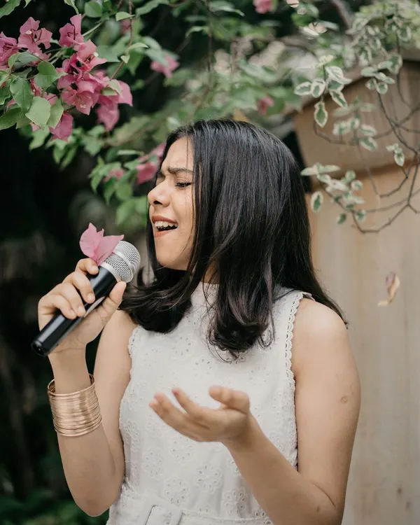 This is the essence of my music, a moment of pure connection captured outdoors. I love performing in natural settings, letting the melody blend with the surroundings to create a truly soulful experience for weddings and intimate gatherings.