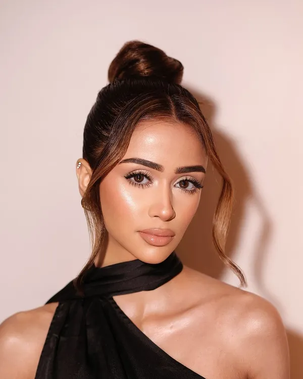 Bright and soft. This look is all about luminous skin, a soft cat-eye, and a nude lip, creating a sophisticated and modern style.
