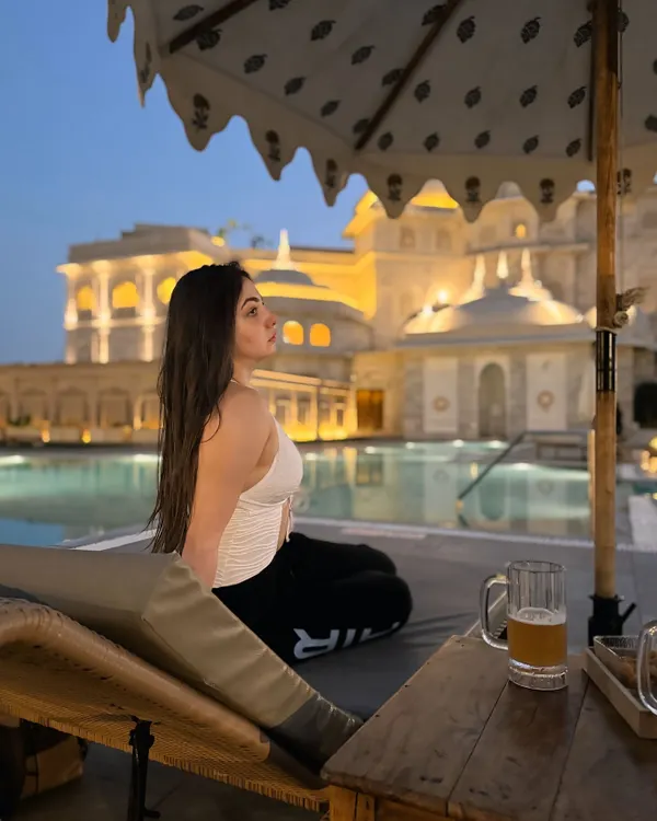 Relaxing by the stunning pool at Fairmont Jaipur as the palace lights up at dusk. This is the kind of luxurious, tranquil moment I love to capture for my audience.