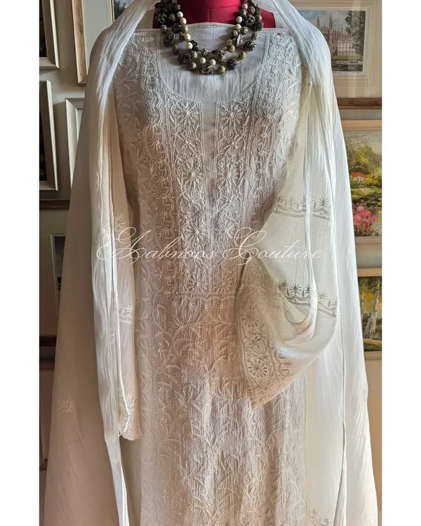An embodiment of classic elegance, this off-white Chikankari suit features a dense jaal of hand-embroidery on the front panel. The ensemble is completed with a delicately embroidered dupatta.
