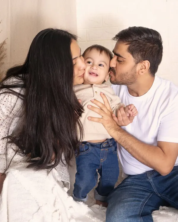 A heartwarming and candid family moment, with both parents giving their little one a kiss on the cheek. These are the precious, unposed memories I love to capture.