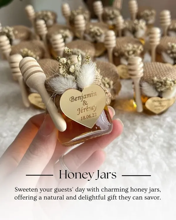 Sweeten your guests' day with these charming personalized honey jars. Each jar comes with a wooden dipper and a custom-engraved heart tag, making for a delightful and natural wedding favour.