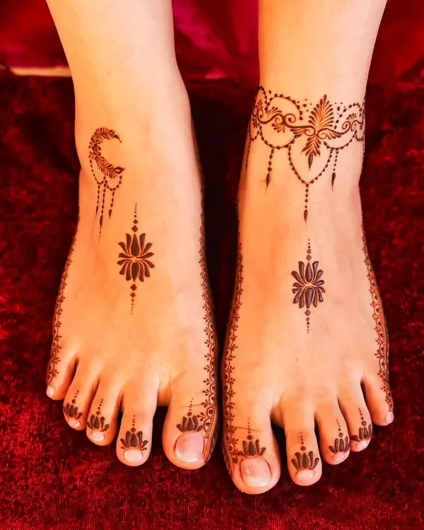 A minimalist and modern take on foot mehandi, with delicate Arabic-style patterns perfect for guests.