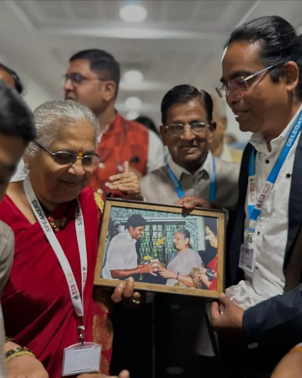 A truly memorable moment with Sudha Murty, founder of Infosys. I'm showing her a framed photo from a time we met many years ago, a full-circle moment that I will always cherish.