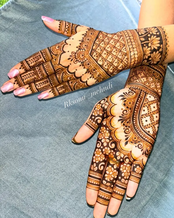 This design features a beautiful blend of geometric grids and soft, scalloped edges. The contrast between the sharp lines and flowing curves creates a visually stunning effect on the hands.