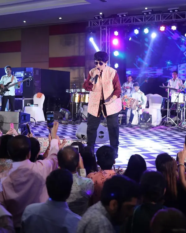 We organized a spectacular Dandiya night with the legendary Falguni Pathak, providing an unforgettable entertainment experience for the couple and their guests.