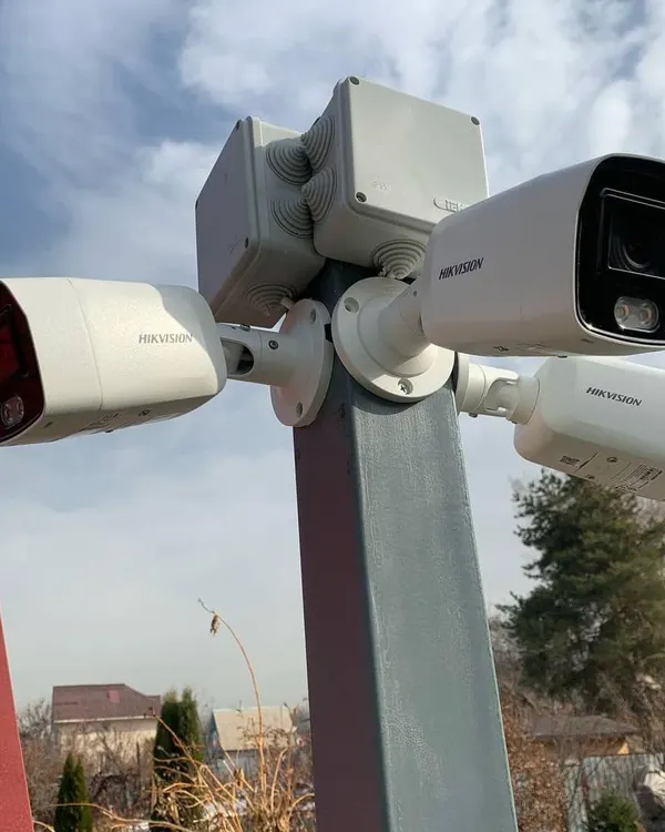 We design and install multi-camera security systems for complete property coverage. This professional pole-mounted setup features multiple Hikvision cameras, ensuring no blind spots for this commercial location.