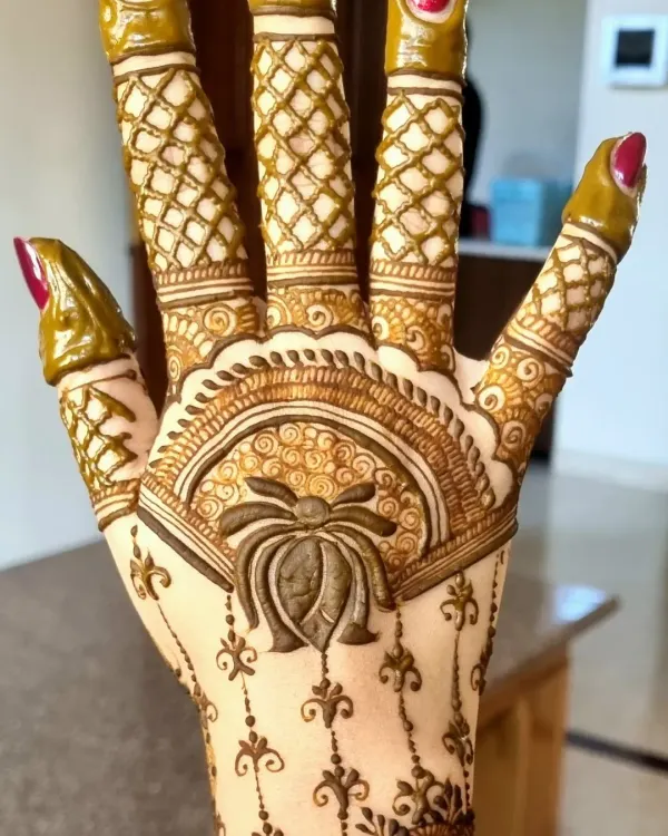 A beautiful and unique design on the back of the hand. It features a central lotus motif with detailed netting on the fingers, a great choice for a stylish guest.