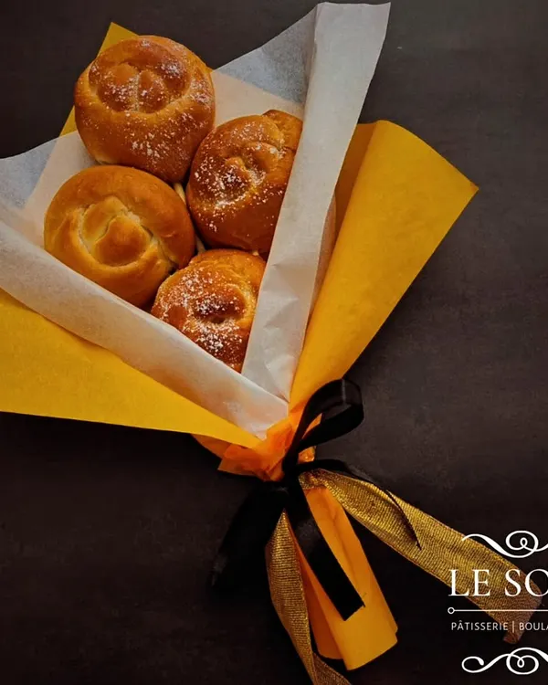 A unique way to say "I'm thinking of you" with an edible bouquet of freshly baked bread 'roses'. This one is dusted with powdered sugar for a sweet touch, all wrapped up and ready for gifting.