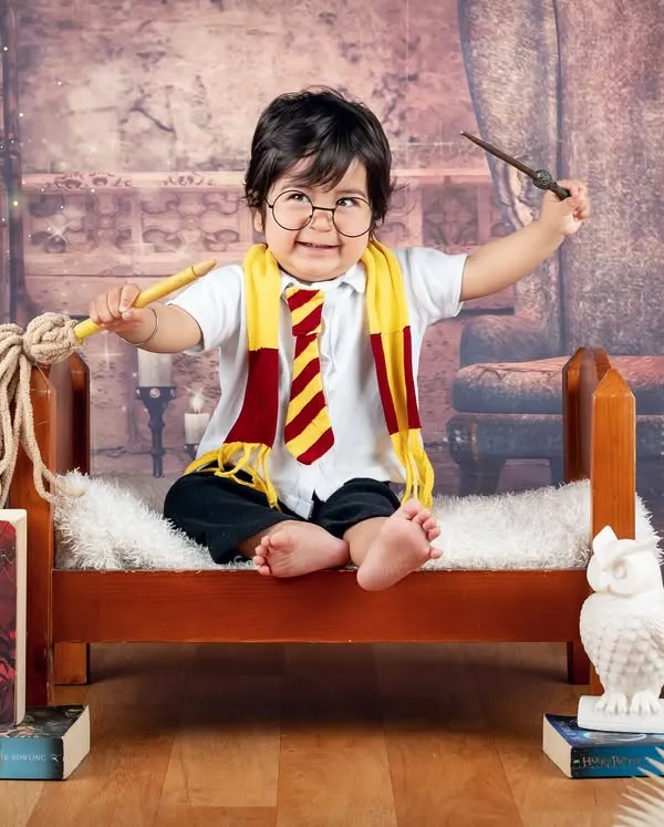 Wingardium Leviosa! This little wizard is already practicing his spells in our detailed Harry Potter setup, complete with a magic wand and a copy of the book.