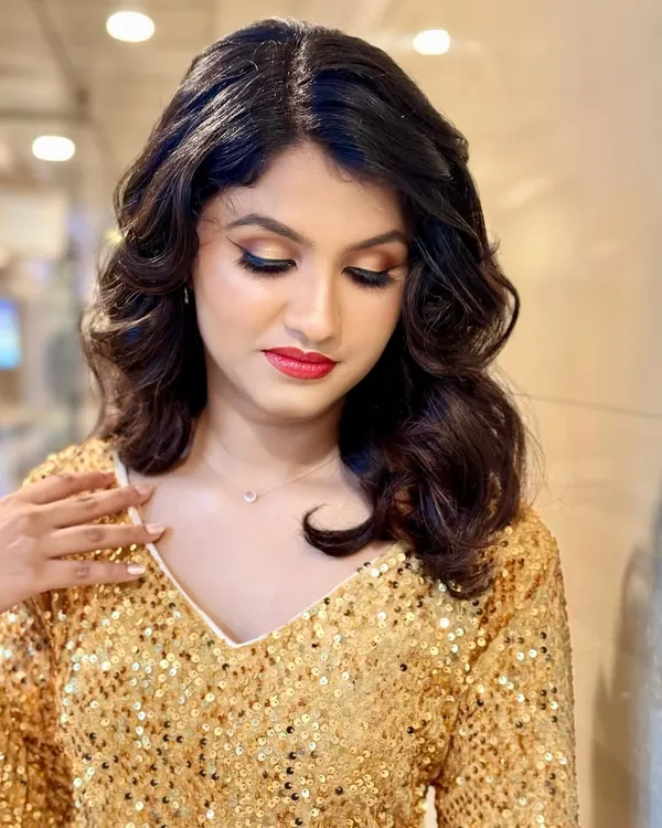 Sparkle and shine with this golden goddess look. Featuring a warm, shimmery eyeshadow and a bold red lip, this makeup is perfect for any glamorous party or event.
