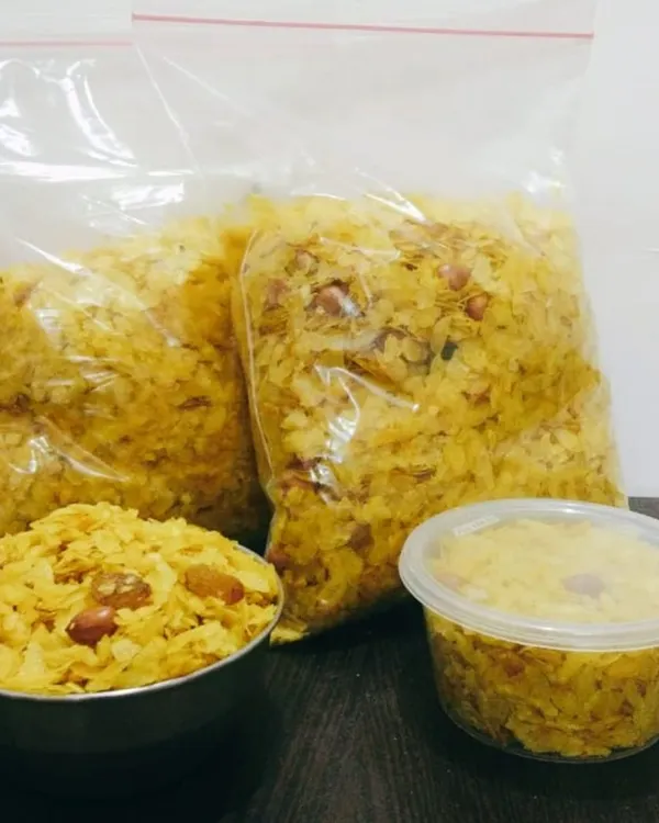 This is my homemade Roasted Poha Chevda, a crunchy and savory snack perfect with tea. I pack it fresh so you can stock your pantry. You can see the different portion sizes I offer, from a small bowl to larger packs.