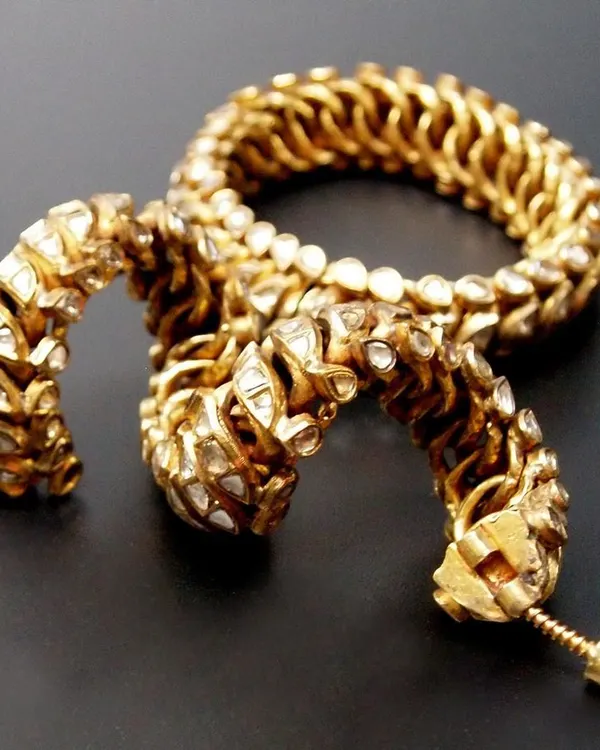 This exquisite pair of traditional 'Shrankhla Jodi' twisted bangles dates back to circa 1820 from Gwalior. Each bangle is a flexible band of links crafted from 22-carat gold, meticulously set with diamond polkis. With impeccable Maratha royal history and provenance, these pieces represent the pinnacle of heritage jewellery we are privileged to offer.