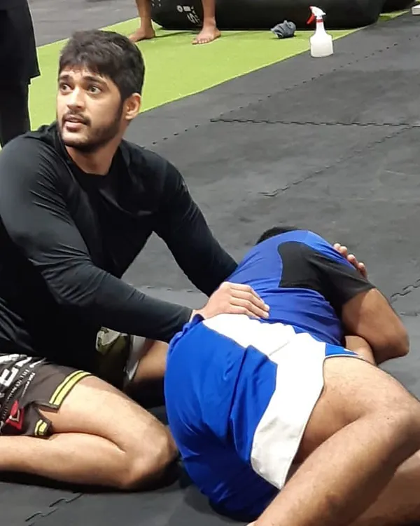 Teaching is the best way to learn. Here, one of our senior students is guiding a partner through a grappling position during our early morning HSR study group.