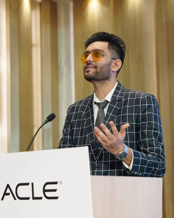 Addressing industry leaders at the Oracle and Hindustan Times Mint Summit on Seamless Cloud Migration. My formal hosting style is perfect for high-level corporate and tech conferences.