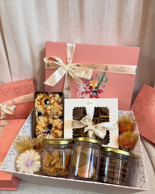 A full view of one of my larger Diwali hampers. This one includes my blueberry crumble teacake, a box of assorted brownies, jars of cheddar crackers and cookies, and two pretty candles. It’s all arranged in a beautiful tray and box.