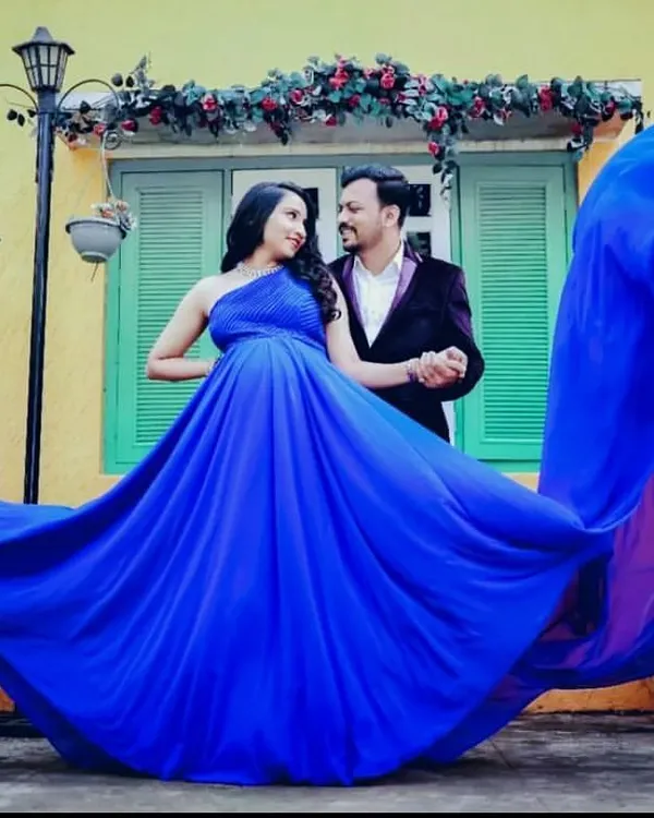 Feel the magic in this royal blue flying gown. The incredible length of the fabric creates a stunning visual effect as it catches the wind, making for truly epic and memorable maternity photos in any outdoor setting.