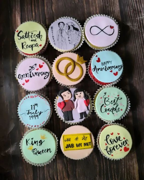 This anniversary set was so much fun to create. It features a hand-painted portrait from a photo, cute chibi figures of the couple, their anniversary date, and even a little "Jab We Met" movie reference.