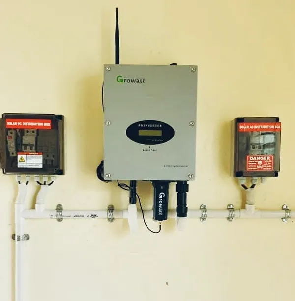 This setup shows the heart of the solar system: the PV inverter from Growatt, flanked by the AC and DC distribution boxes. We ensure all components are installed neatly and are easily accessible.