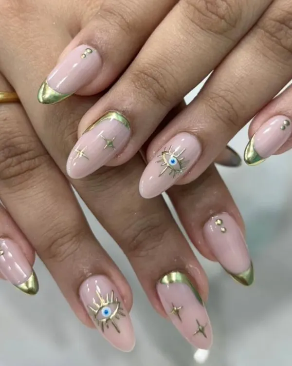 This mystical design features hand-painted evil eye and star motifs. We used gold chrome for the French tips and details, creating a look that is both trendy and symbolic.