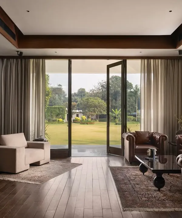 This den in our Mehalin Farm project exemplifies our focus on connecting indoor and outdoor spaces. Expansive glazing and large openings flood the room with natural light, creating a seamless transition to the lush gardens beyond.