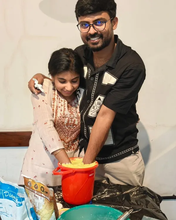 This is what it's all about. A couple creating a hand-casted sculpture together, sharing a laugh and making a memory they can literally hold onto. Our workshops are perfect for date nights that are more than just dinner and a movie.