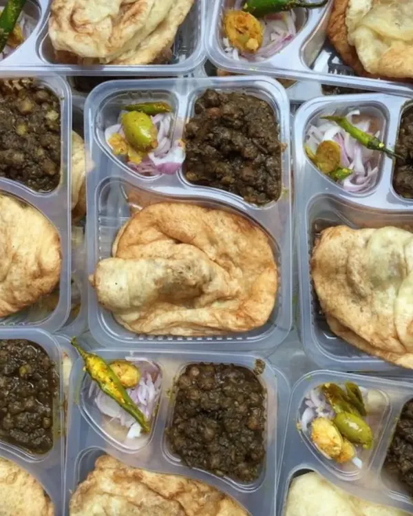 Here are my packed Chhole Bhature meals, ready for a large order. This is one of our most requested dishes, featuring fluffy bhature with spicy, authentic Pindi chole. It's a convenient and mess-free way to serve a crowd-pleasing favorite.