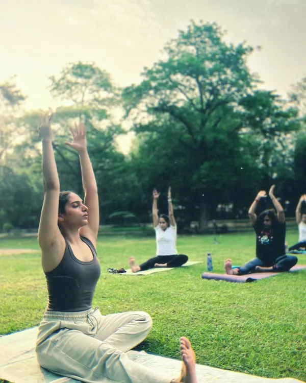 Leading an outdoor group session where we connect our breath with the sky. This seated warm-up with raised arms helps lengthen the spine and prepare the body for the practice ahead.