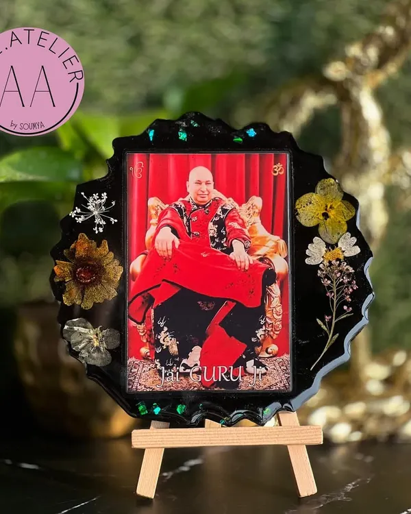 A beautiful resin frame of Guruji, adorned with real dried flowers against a classic black background. This piece is designed to bring blessings and serenity to your home.