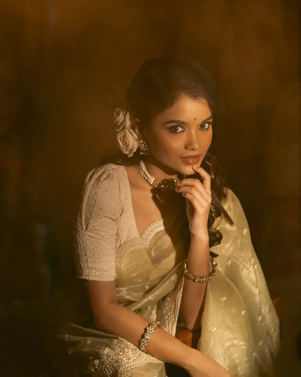 A beautiful retro-themed shoot with actress Sanjana Tiwari. She is wearing a delicate pearl and kundan choker set from my rental collection.