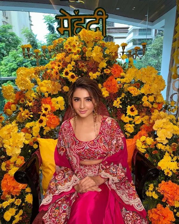 A beautiful Mehendi look with a whimsical bubble braid, adorned with pearls and flowers.