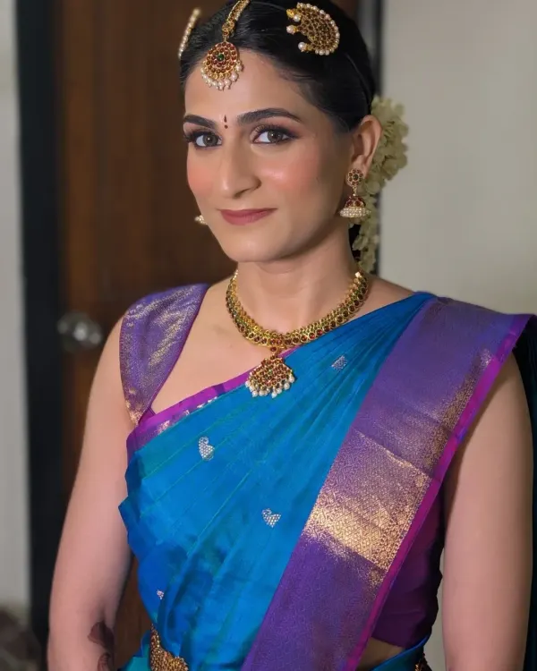 A close-up of my chic Tamil bride Shriya. Her makeup was kept natural and glowing to complement the vibrant blue and purple Kanjeevaram saree.