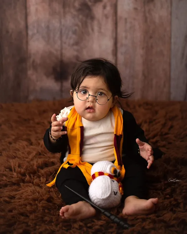 How adorable is this little wizard? I had so much fun creating this magical Harry Potter themed session. I provide all the props to make your baby's photoshoot truly enchanting.
