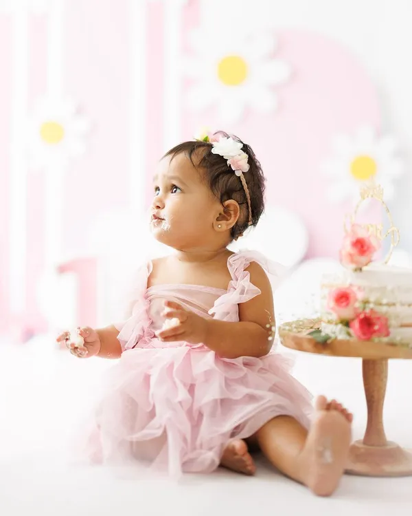 A first birthday is a momentous occasion, and what better way to celebrate than with a cake smash. I love capturing the pure, unscripted joy and messy fun as little ones discover cake for the first time.