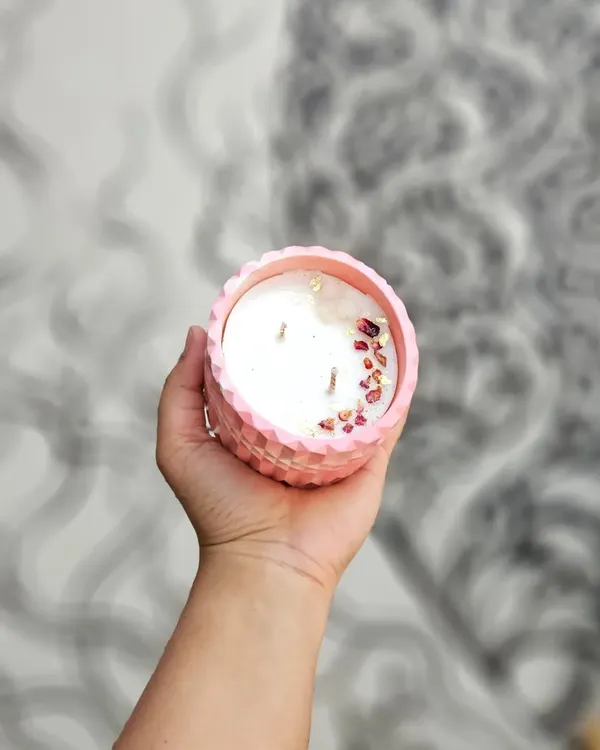 This is my largest candle size, a beautiful diamond-cut jar filled with soy wax and decorated with dried rose petals. It's perfect as a statement piece for your home decor.