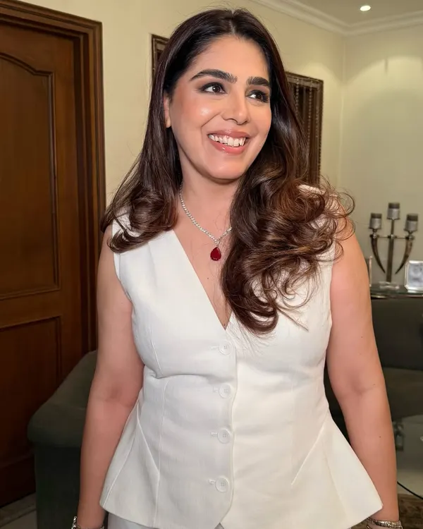 My mamma’s constant complaint: you have no time to dress me up! So when I got the opportunity, I wasn’t going to miss it. My stunner, all glammed up in soft smokey eyes, radiant dewy skin, and glossy lips.
