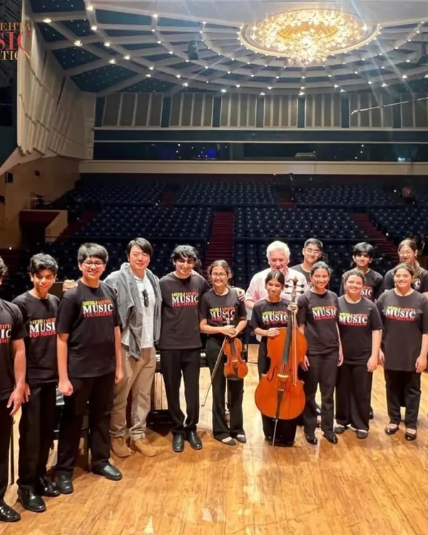 A memorable group photograph of our Senior String Ensemble with celebrated musicians Pinchas Zukerman and Lang Lang. These interactions provide not just technical guidance but also profound inspiration that lasts a lifetime.