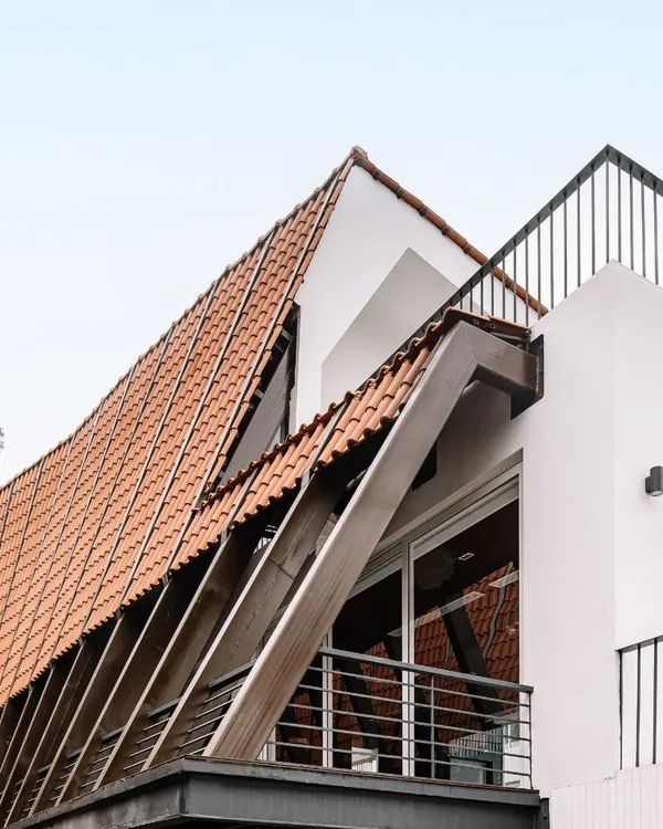 The Tellado Villas feature a distinctive parabolic roof, a modern interpretation of traditional Goan architecture. This design is the result of spontaneous thinking and inspired moments, reflecting our belief in a creative journey where no idea is left unexplored.
