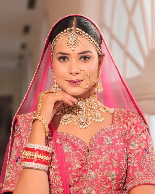 This close-up of a bride in a pink pastel lehenga is pure magic. The makeup is soft and luminous, with warm pink tones on the eyes that blend seamlessly into her romantic bridal vibe.