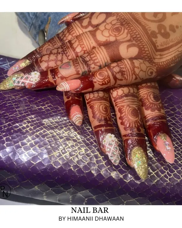 The ultimate bridal nail set. This design features a mix of glitter, lattice patterns, and delicate accents that look stunning against dark mehendi.