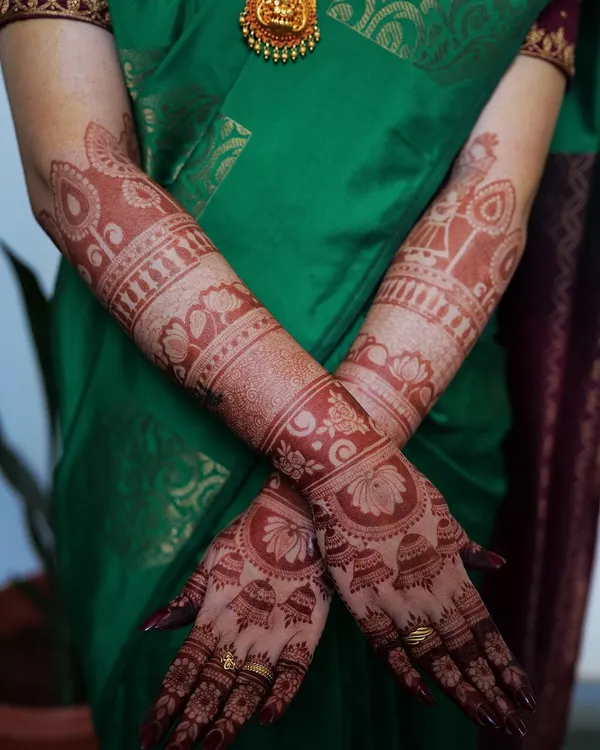 The mark of pure, organic henna is the deep, rich stain it leaves behind. This is a fresh stain, which will darken even more over the next 48 hours, showing every intricate detail of the design.